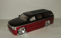  Chevrolet Suburban 2003  Jada Toys 1:18